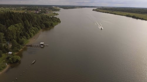 Lancha rápida en el río.Video aéreo.