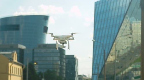 Ein funkgesteuerter Quadcopter schwebt über einer Straße in der Stadt
