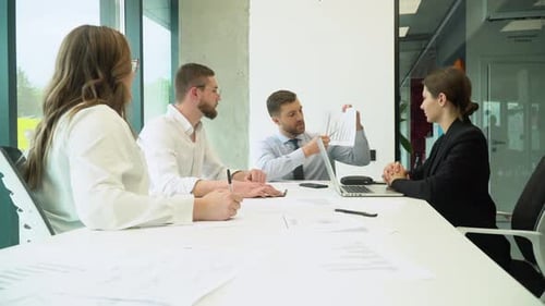 Предприниматель объясняет коллегам в конференц-зале новые стратегии