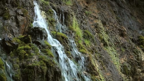 Wasserfall im Herbstwald