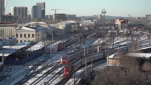 Bahnhof in der Stadt. Elektrische Züge und Züge fahren.