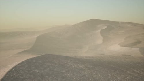 Luftaufnahme auf großen Sanddünen in der Sahara bei Sonnenaufgang