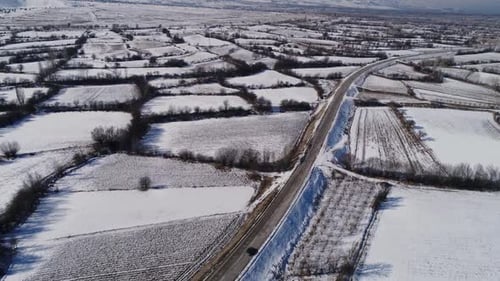 Autofahren auf einer Straße mit Schnee