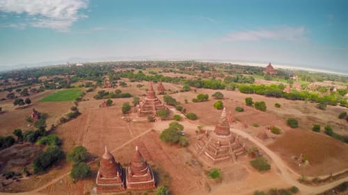Survol des temples de Bagan au Myanmar (Birmanie)