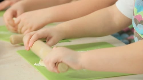 Kinder arbeiten mit Teig