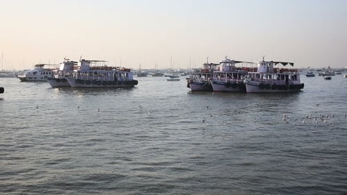 Touristen- und Fischerboote am Hafen