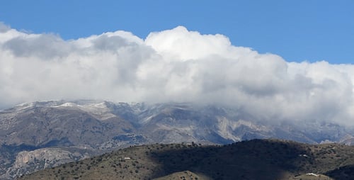 Berg mit Wolken 03