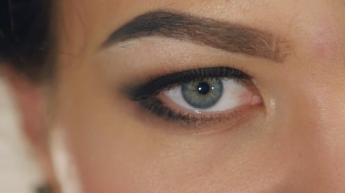 Œil féminin avec maquillage professionnel