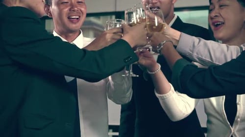 Empresários de sucesso bebem vinho e champanhe no jantar no salão de baile