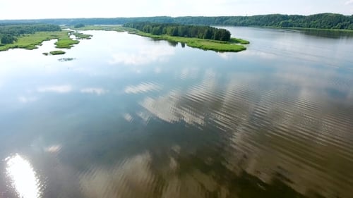 Schöner Fluss mit grünen Ufern