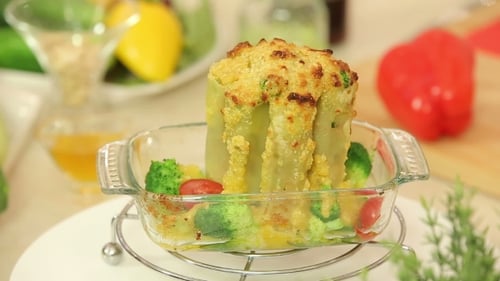 Canelones horneados rellenos con mezcla de verduras