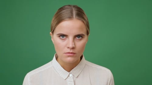 Jeune femme en colère