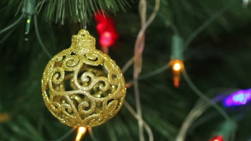 Bolas de ouro a céu aberto em uma árvore de Natal