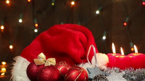 Hut des Weihnachtsmanns und Christbaumschmuck