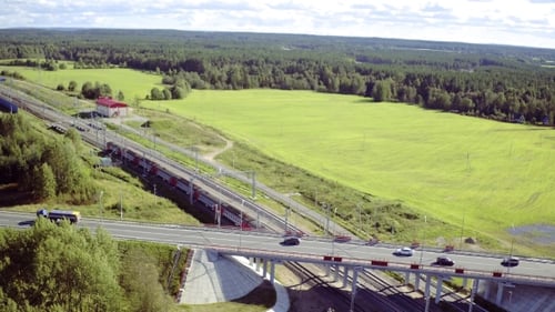 Flug über Eisenbahn und Brücke