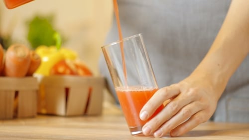 Jus rouge versé dans un verre - Watermelon Fresh
