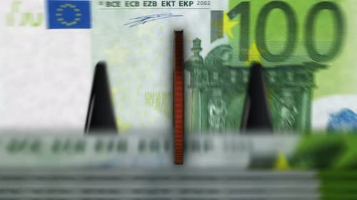 Près des pièces d'or crypto-monnaie sur la boucle des billets en euros