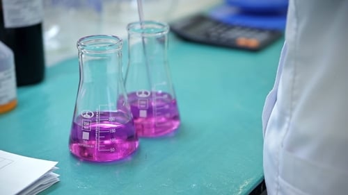 Chemische Analyse einer rosafarbenen Flüssigkeit