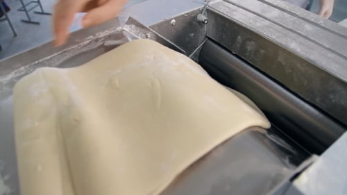 Ein automatisches Rollen von Teig für Knödel