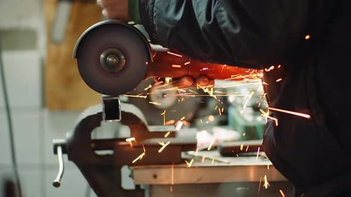 Amoladora angular que corta metal en taller