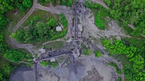 Panorama-Luftaufnahme Tagebau mit den verschiedenen Schichten des Steinbruchs