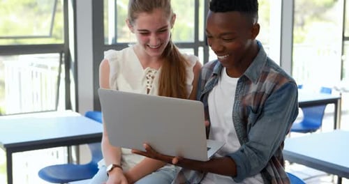 Schüler nutzen Laptop im Klassenzimmer