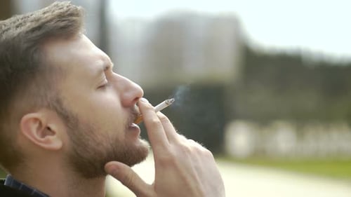 Mann genießt Rauchpause