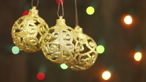 Bolas de ouro a céu aberto em uma árvore de Natal