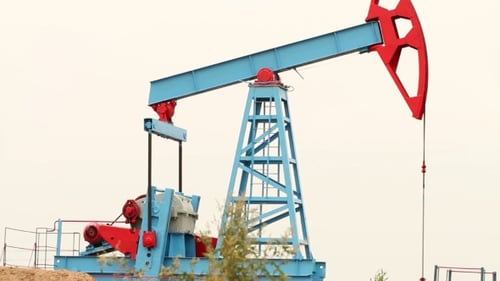 Funktionierende Ölpumpe in einem Feld