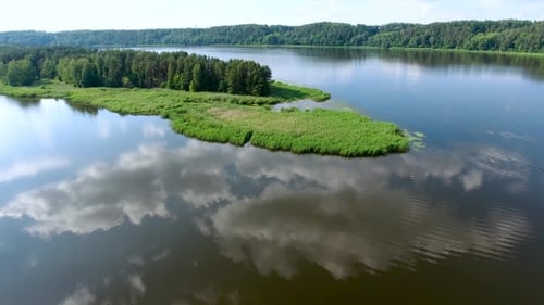Schöner Fluss mit grünen Ufern