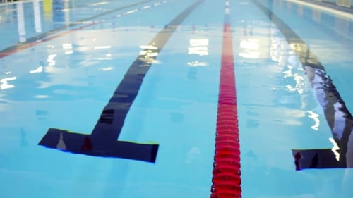 Schwimmbad mit blauem Wasser