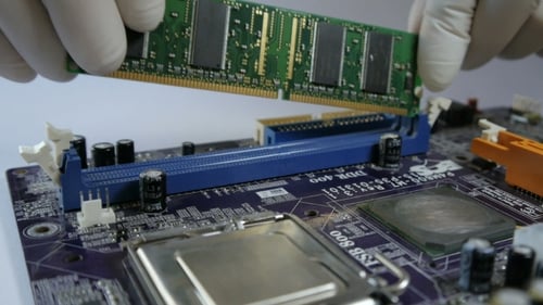 Manuelle Montage der Computerplatine