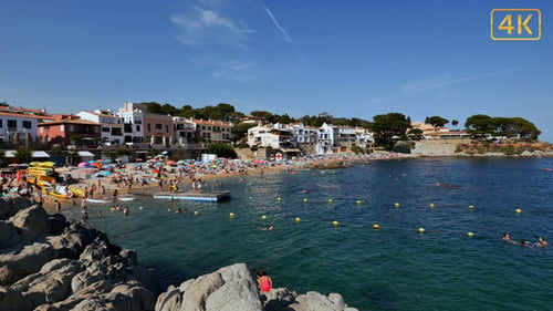Vacaciones en la playa en España en verano 4K