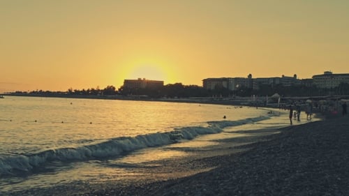 Sonnenuntergang am Strand In der Gegend Touristen