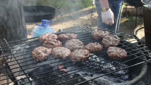 Fleisch für Burger auf dem Grill zubereitet