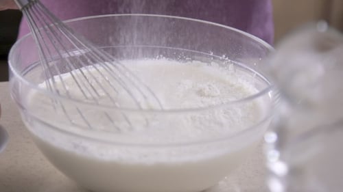 In einer Glasschale mit rohem Ei verquirlen. Schneebesen zum Auspeitschen