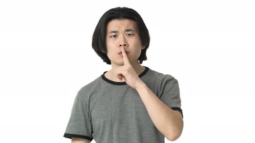 Porträt eines verklemmten Chinesen im lässigen grauen T-Shirt, der in die Kamera schaut und bittet, nicht zu stören