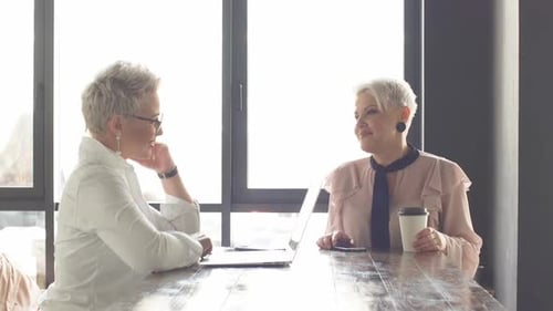 Une femme d'affaires et un client discutent d'un éventuel contrat