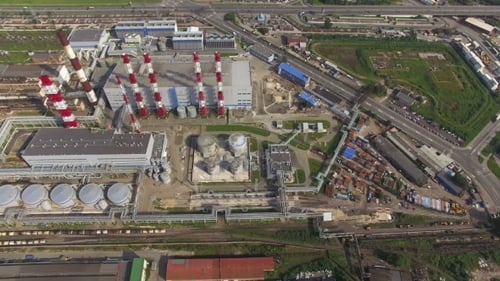 Vue aérienne d'une immense zone industrielle