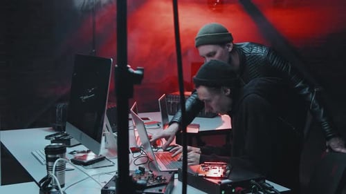 Jovens hackeando e roubando dados em esconderijo