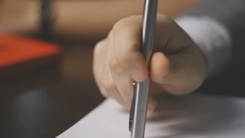 Klopfstift auf dem Tisch. Ein unbekannter Mann