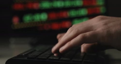 Monnaie de jeton non fongible Hacker Mining dans la nuit