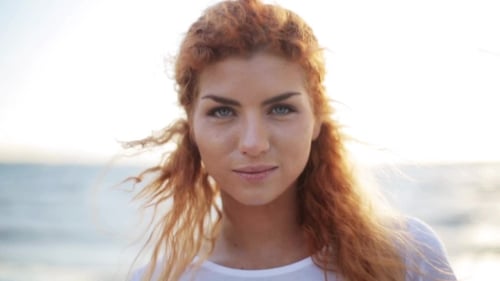 Visage De Jeune Femme Rousse Heureuse Sur La Plage 43