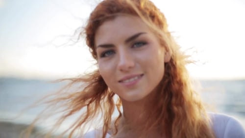 Visage De Jeune Femme Rousse Heureuse Sur La Plage 44