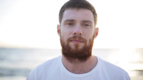 Visage De Jeune Homme Souriant Heureux Sur La Plage 53