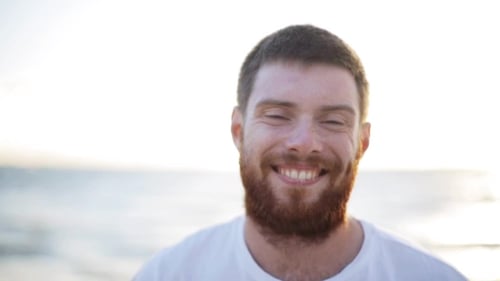 Visage De Jeune Homme Souriant Heureux Sur La Plage 55