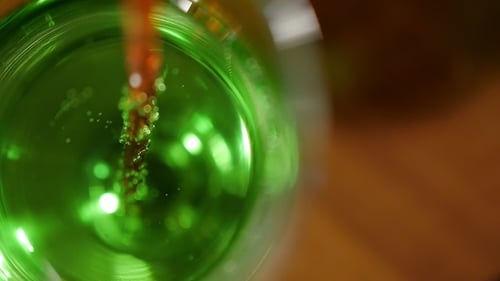 Limonade im Glas mit einem Strohhalm, Cocktail