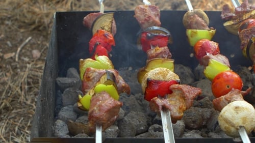 Spieße mit Kebabs oder Barbeque auf Kohlebecken