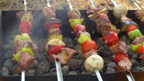 Brochettes avec de délicieux kebabs ou barbecue sur le brasero, la came se déplace vers la droite, curseur