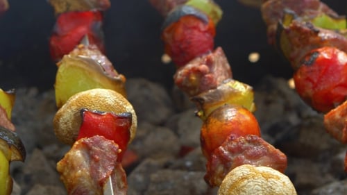Spieße mit köstlichen Kebabs oder Barbeque auf Kohlebecken